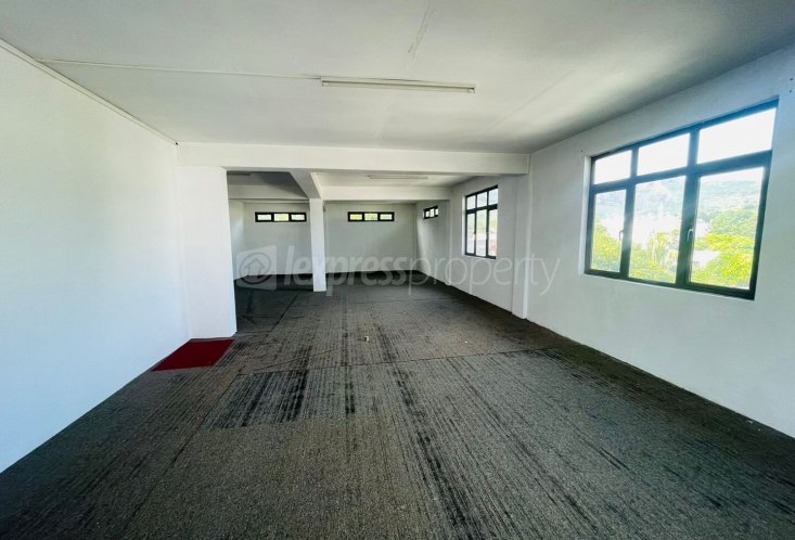 Commercial space - 140 m²