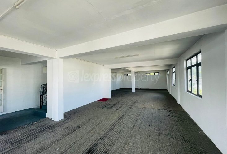 Commercial space - 140 m²